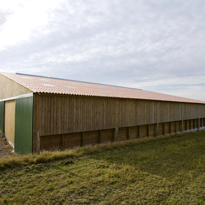 Pour vos chantiers, vous aimez utiliser la plaque ondulée PO5, vous allez adorer poser la PO5 CC